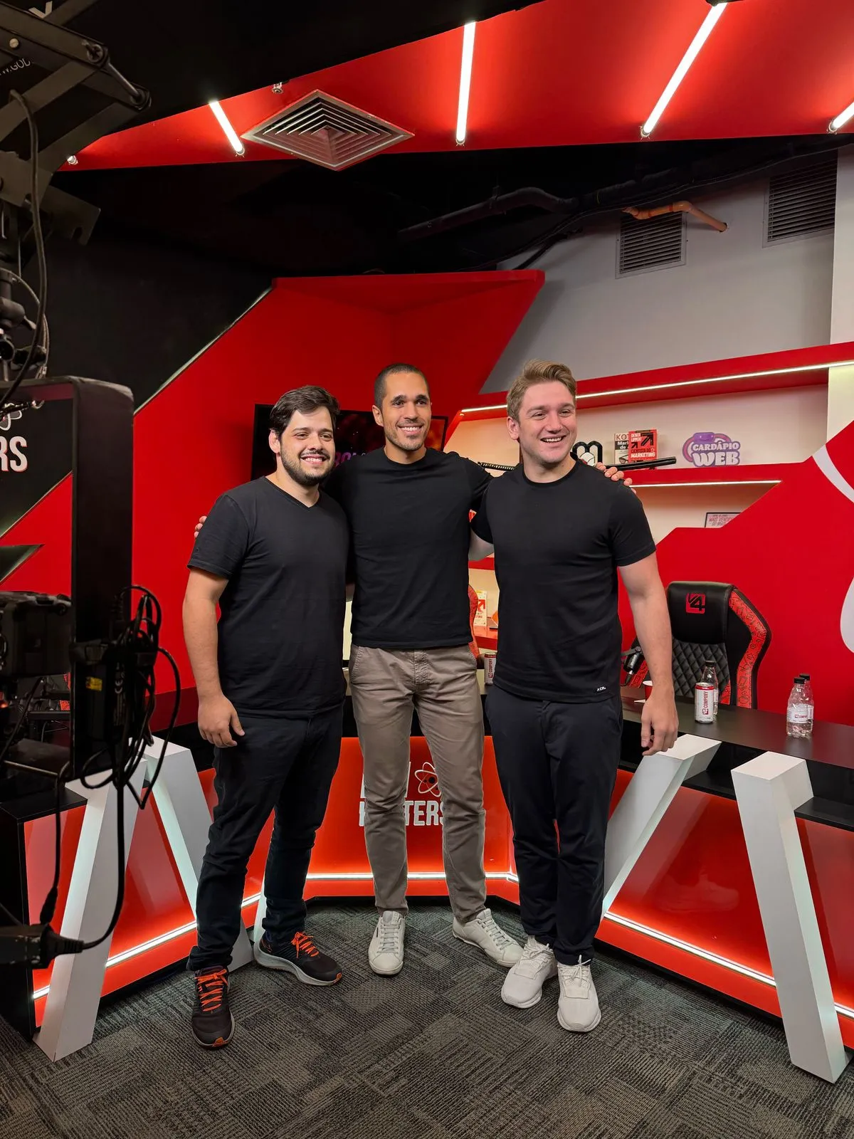 Rodrigo Tadewald com a equipe Asimov Academy