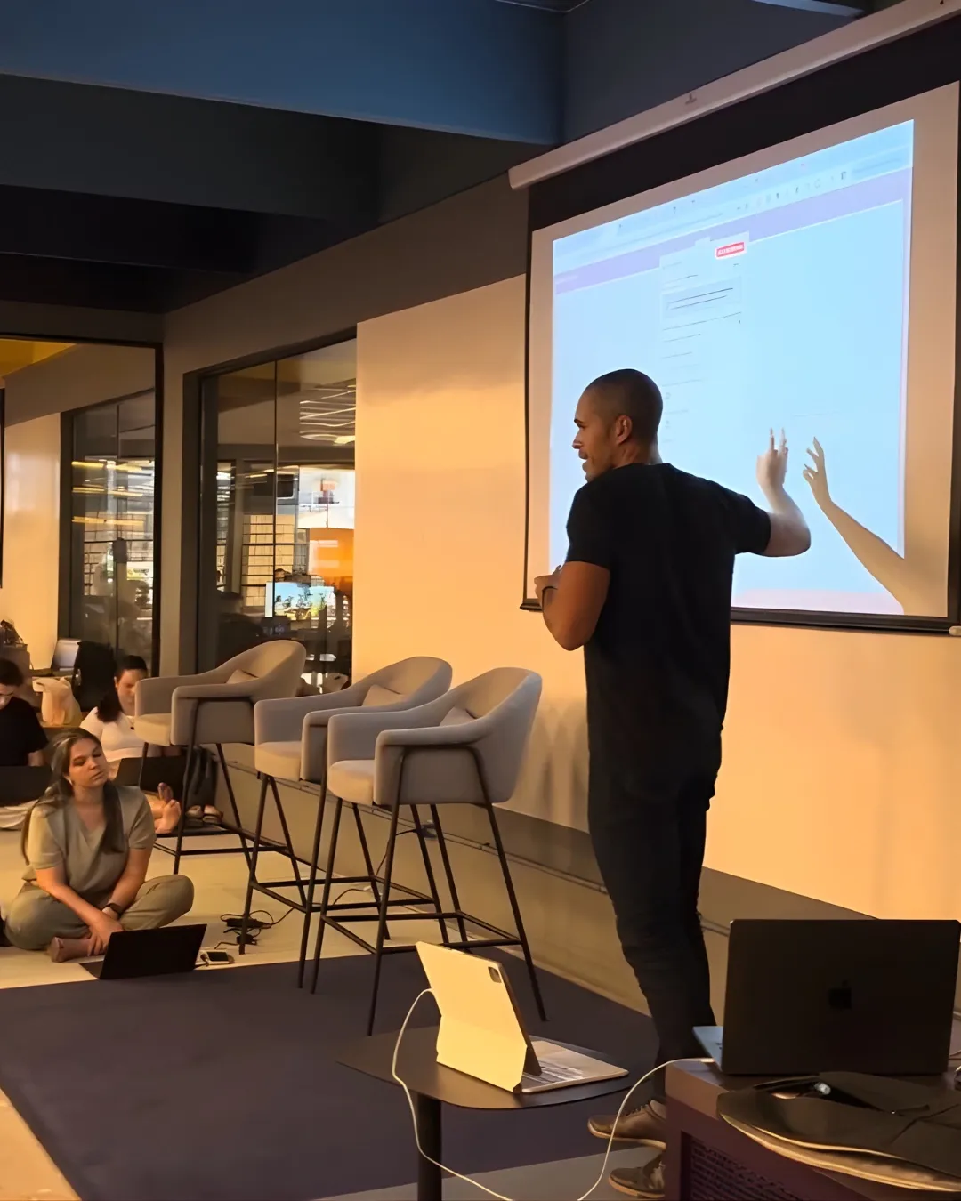 Rodrigo Tadewald ao lado de robô em evento de tecnologia